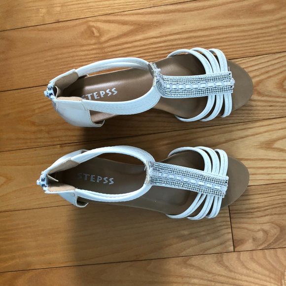 Beige and white sandals - Picture 2 of 4